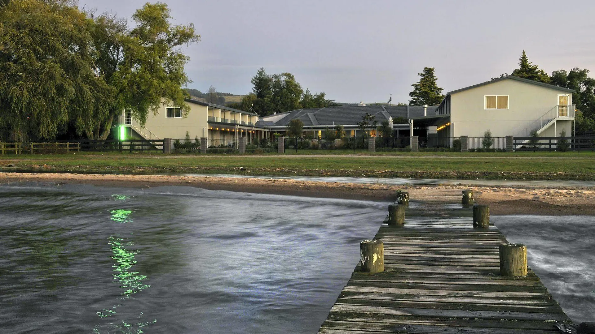 Wai Ora Lakeside Spa Resort Rotorua 4*,